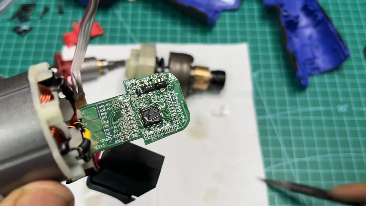 Mở vỏ xem linh kiện bên trong Kingblue KB16VB2