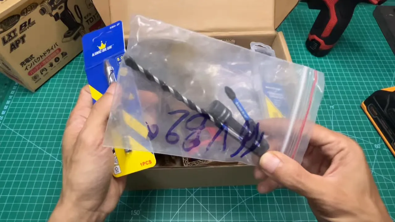 Phụ kiện tặng kèm: mũi khoan, mũi bắn tôn và mũi vít