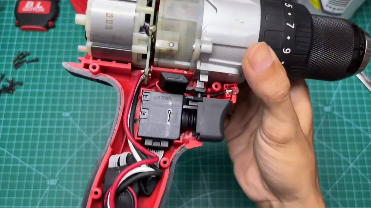 Cò Omron bên trong, có lớp cao su chống bụi