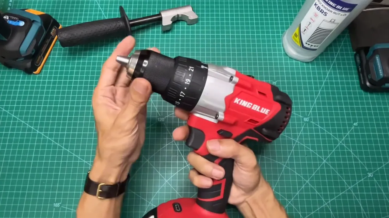 Cận cảnh động cơ và ghi chú vòng tua 2200 rpm