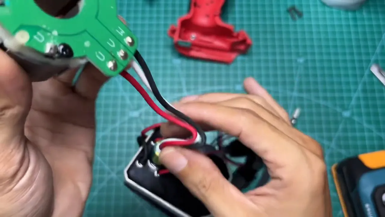 Mạch điều khiển và dây pha lớn, tản nhiệt bằng nhôm