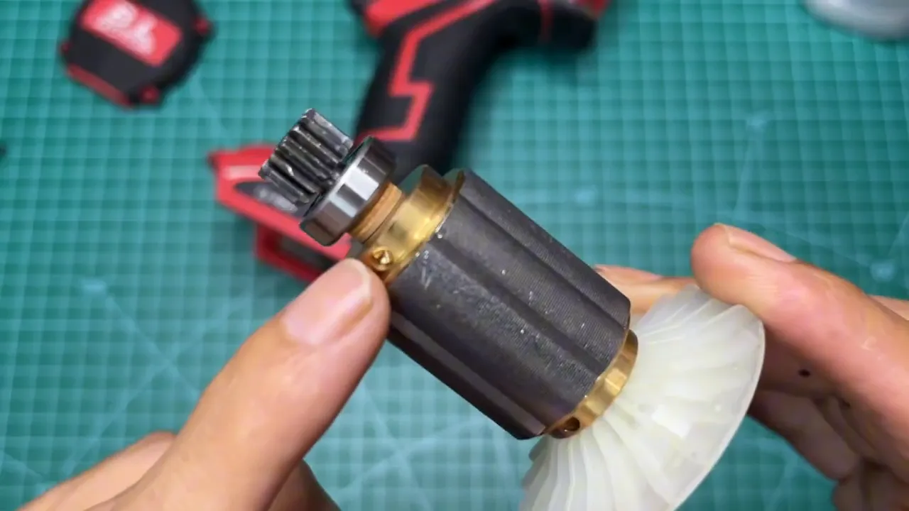 Cục từ (roto) với hai miếng đồng đầu