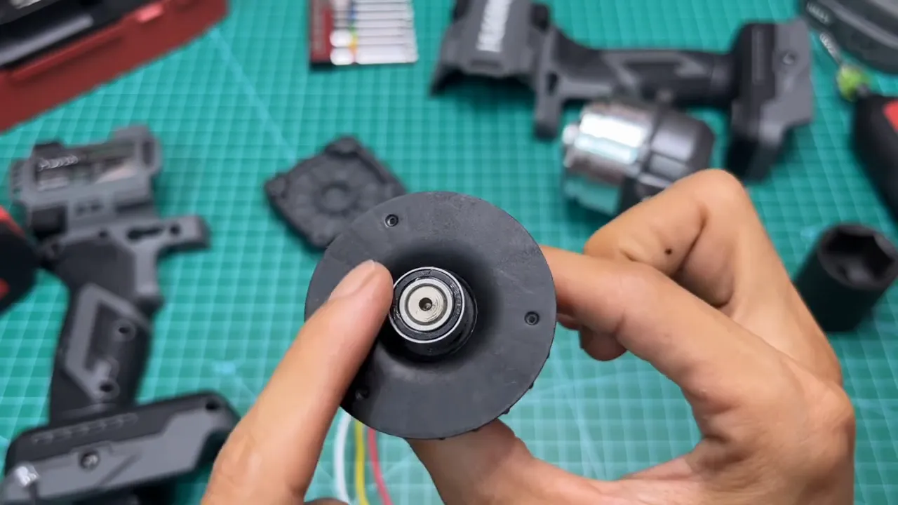 Rotor và vòng bi lớn bên trong máy