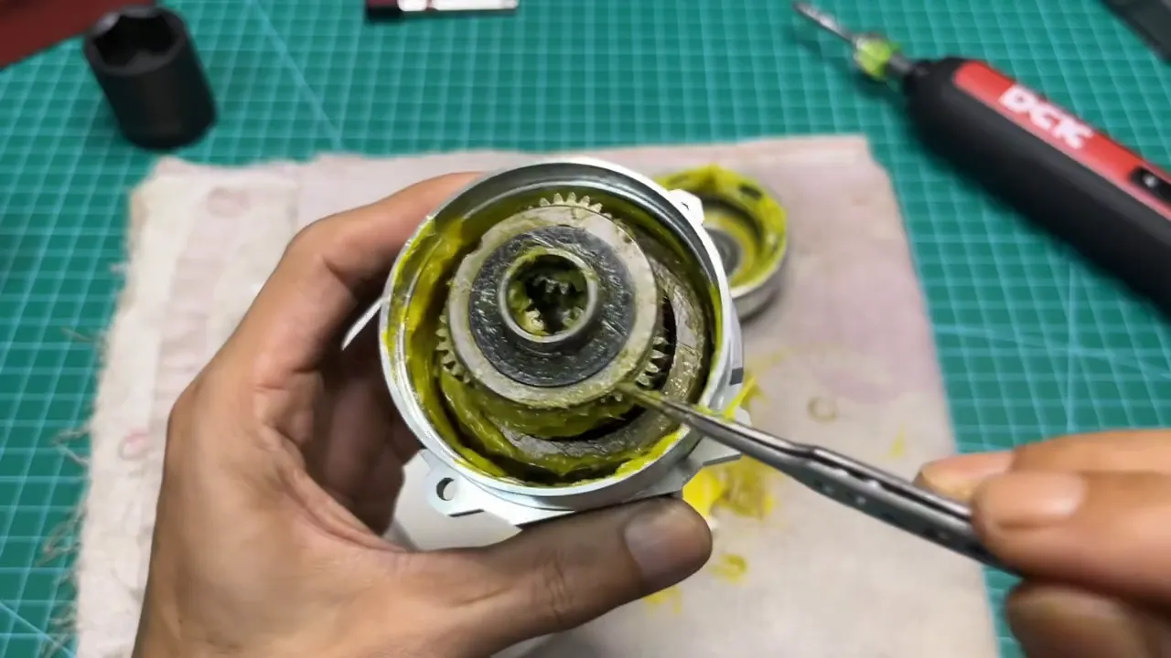 Ba bánh răng hành tinh lớn bên trong hộp nhông