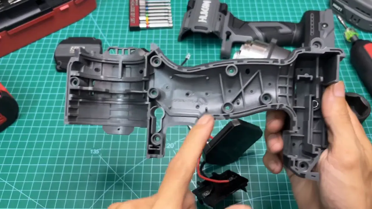 Cận cảnh lớp nhựa PA6 GF30 và đường gân gia cố