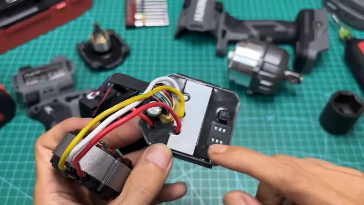 Bo mạch và tấm nhôm tản nhiệt