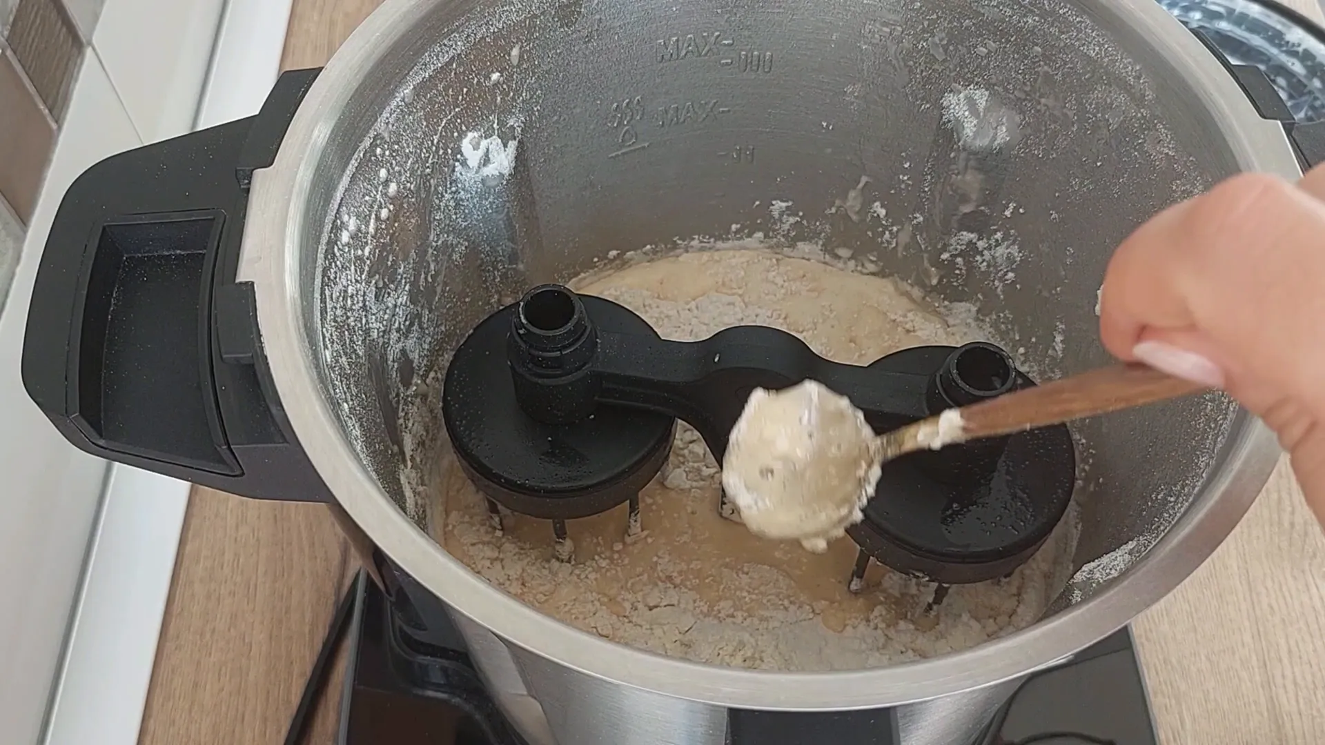 Mezclando los ingredientes en el robot de cocina