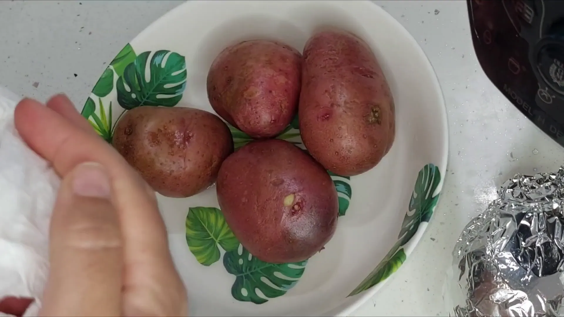 Patatas envueltas en papel de aluminio listas para la freidora de aire