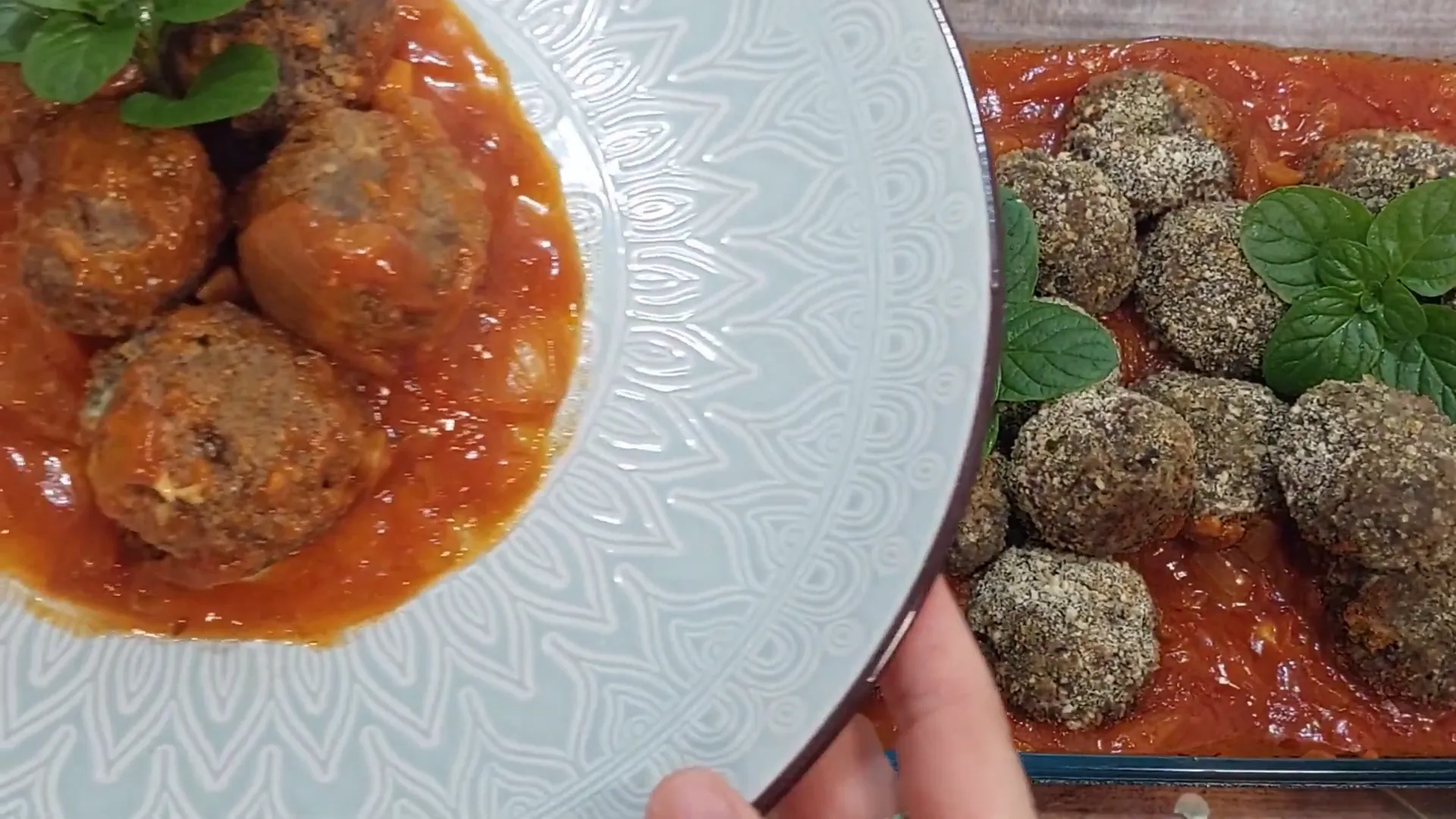 Albóndigas de berenjena servidas con salsa