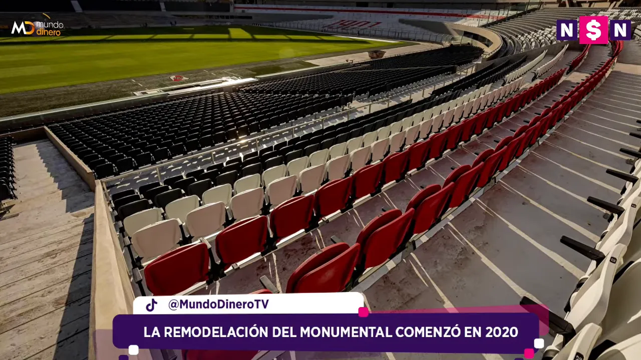 Filas de butacas rojas y grises junto al campo de juego del Monumental