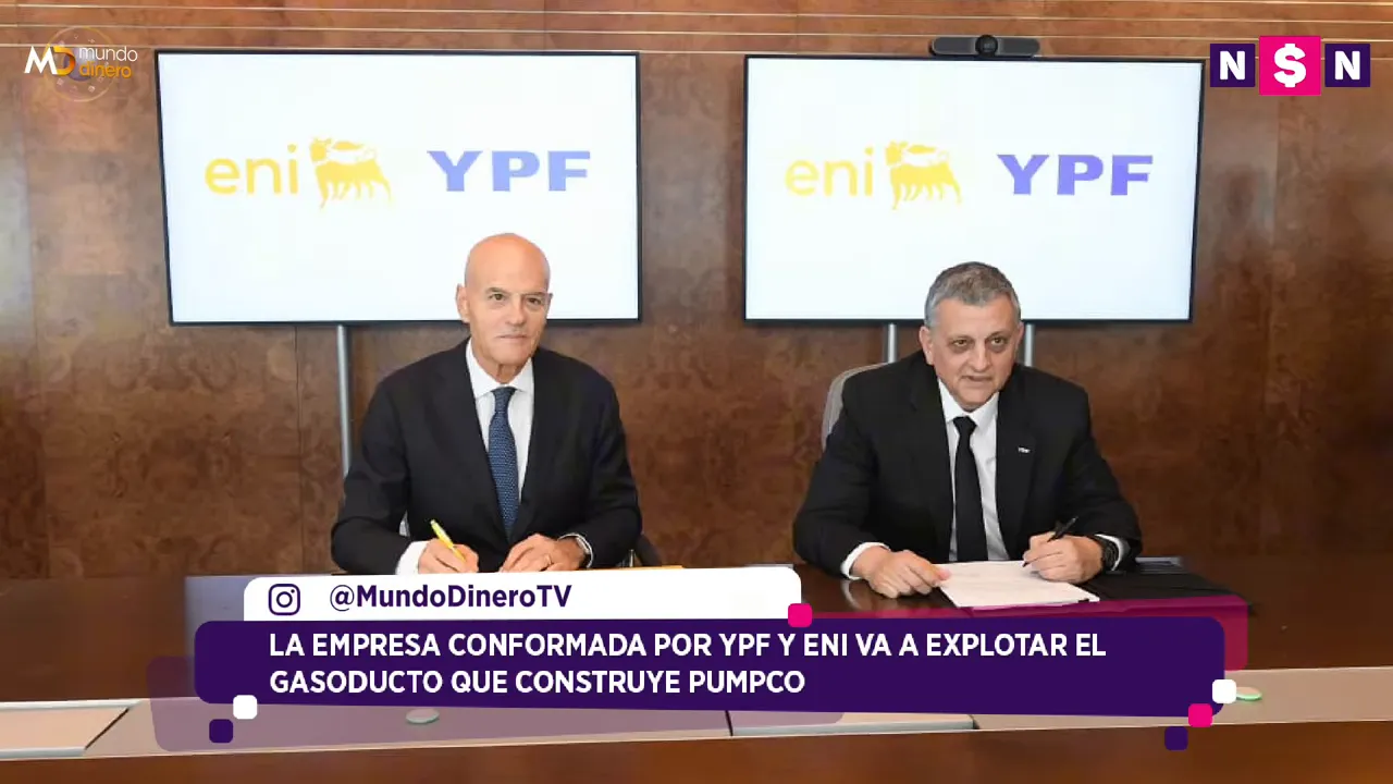 Representantes de ENI y YPF sentados tras firmar un acuerdo con los logotipos de ambas empresas