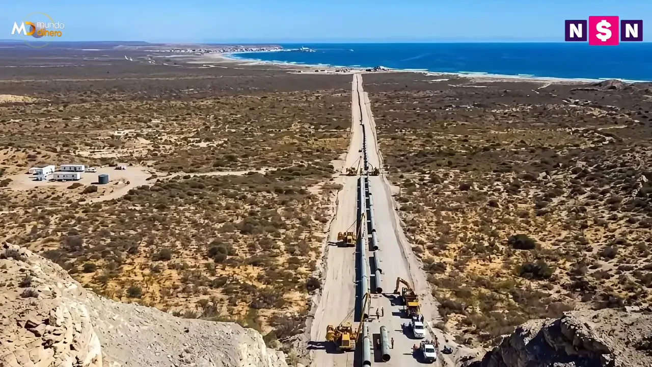 Obra de tendido de un gasoducto en una zona �rida con maquinaria y trabajadores