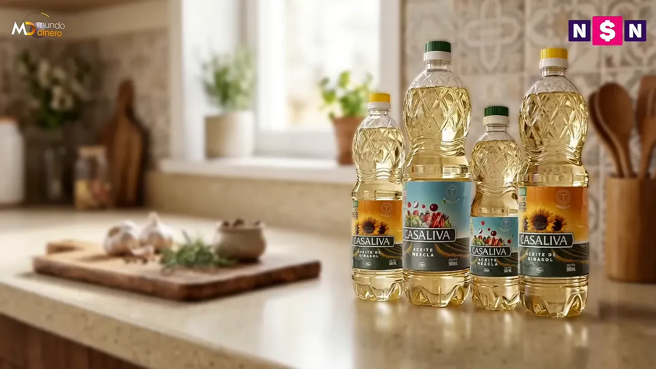 Botellas de aceite de girasol sobre una mesa de cocina