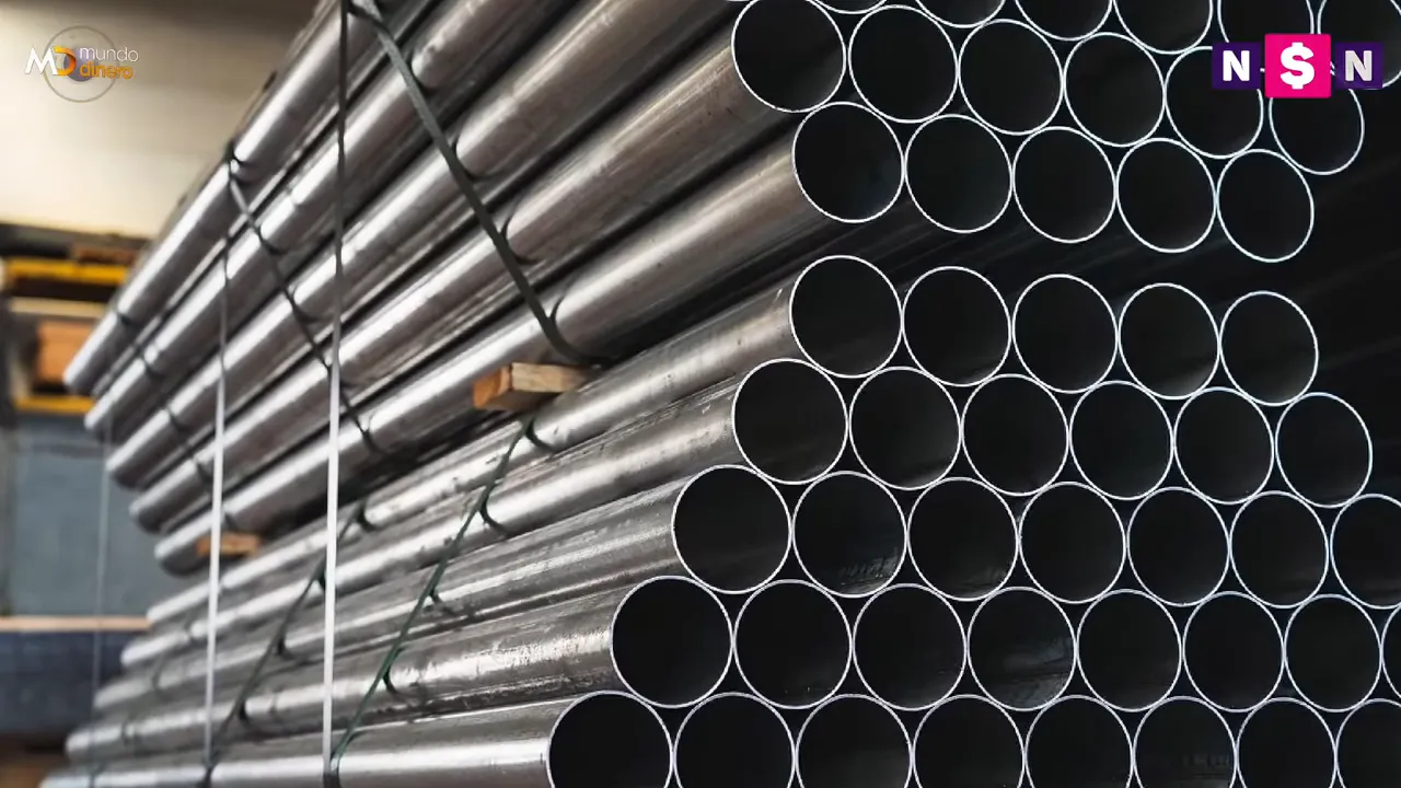 Tubos de acero apilados en una planta industrial