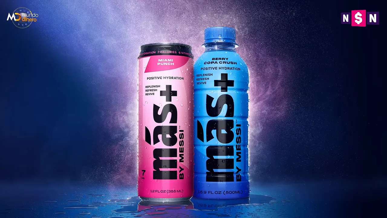 Dos envases de bebida M�s+ de colores rosa y azul sobre fondo oscuro