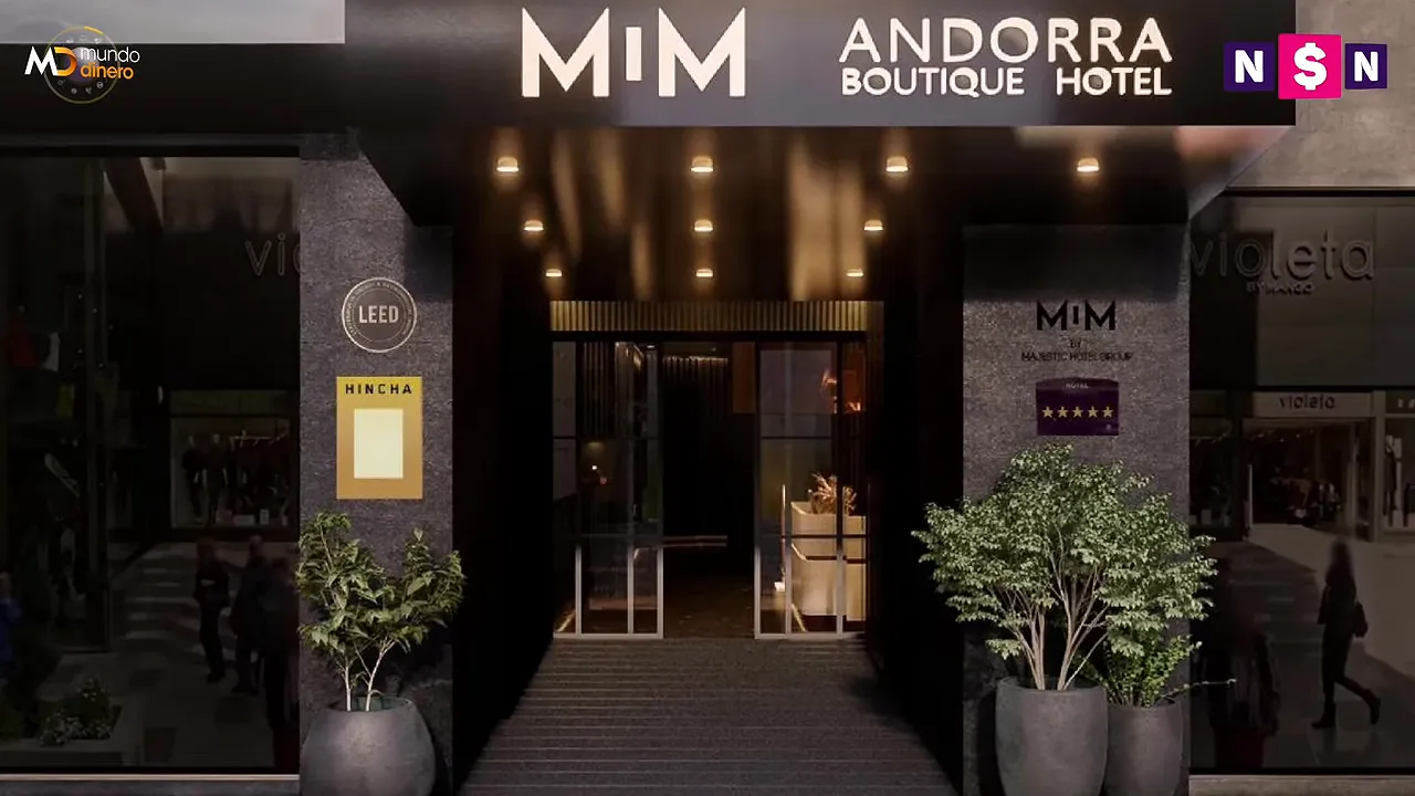 Entrada del MiM Andorra Boutique Hotel con su nombre iluminado sobre la fachada
