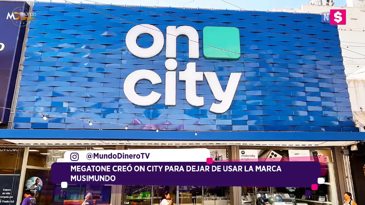 Fachada azul de un comercio con el logo On City y un z�calo sobre el abandono de la marca Musimundo