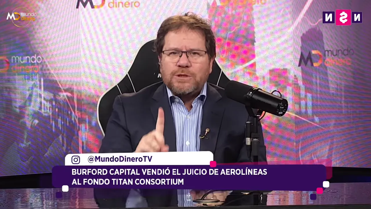 Billetes de un d�lar junto a un z�calo que indica que Burford Capital vendi� el juicio a Titan Consortium