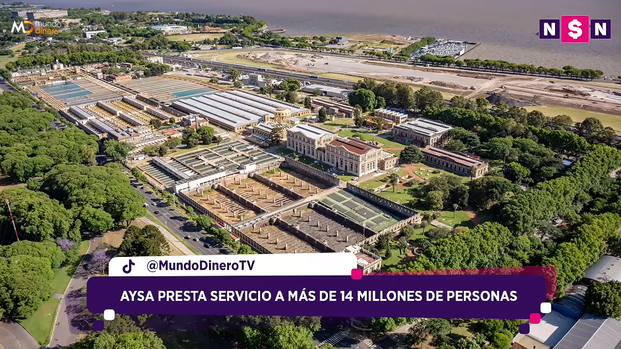 Vista a�rea de una planta con grandes piletones rectangulares junto al r�o