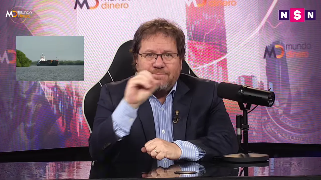 Buques navegando por un r�o ancho frente a una ciudad
