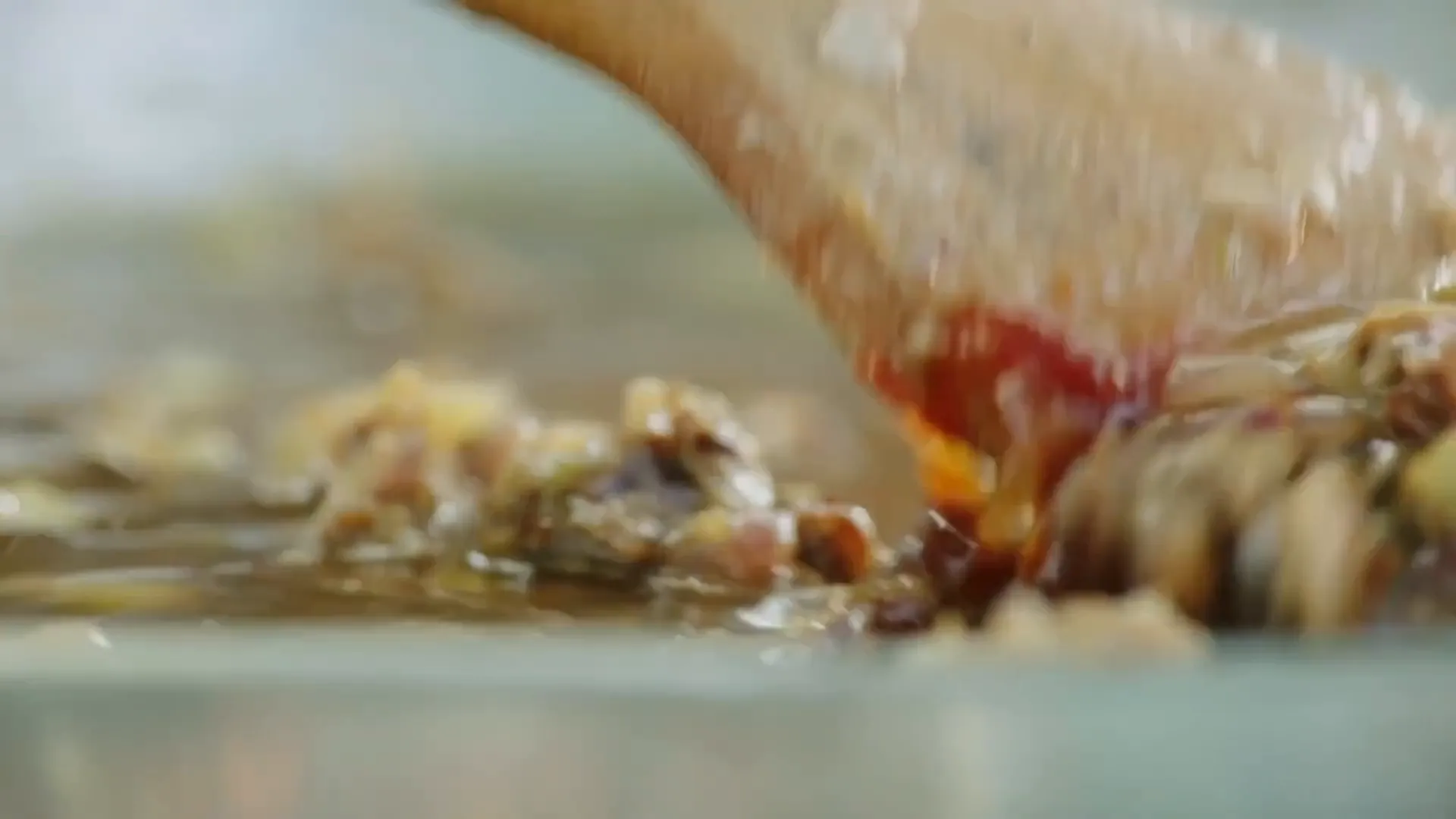 Simmering chunky gravy with beer and British sauces