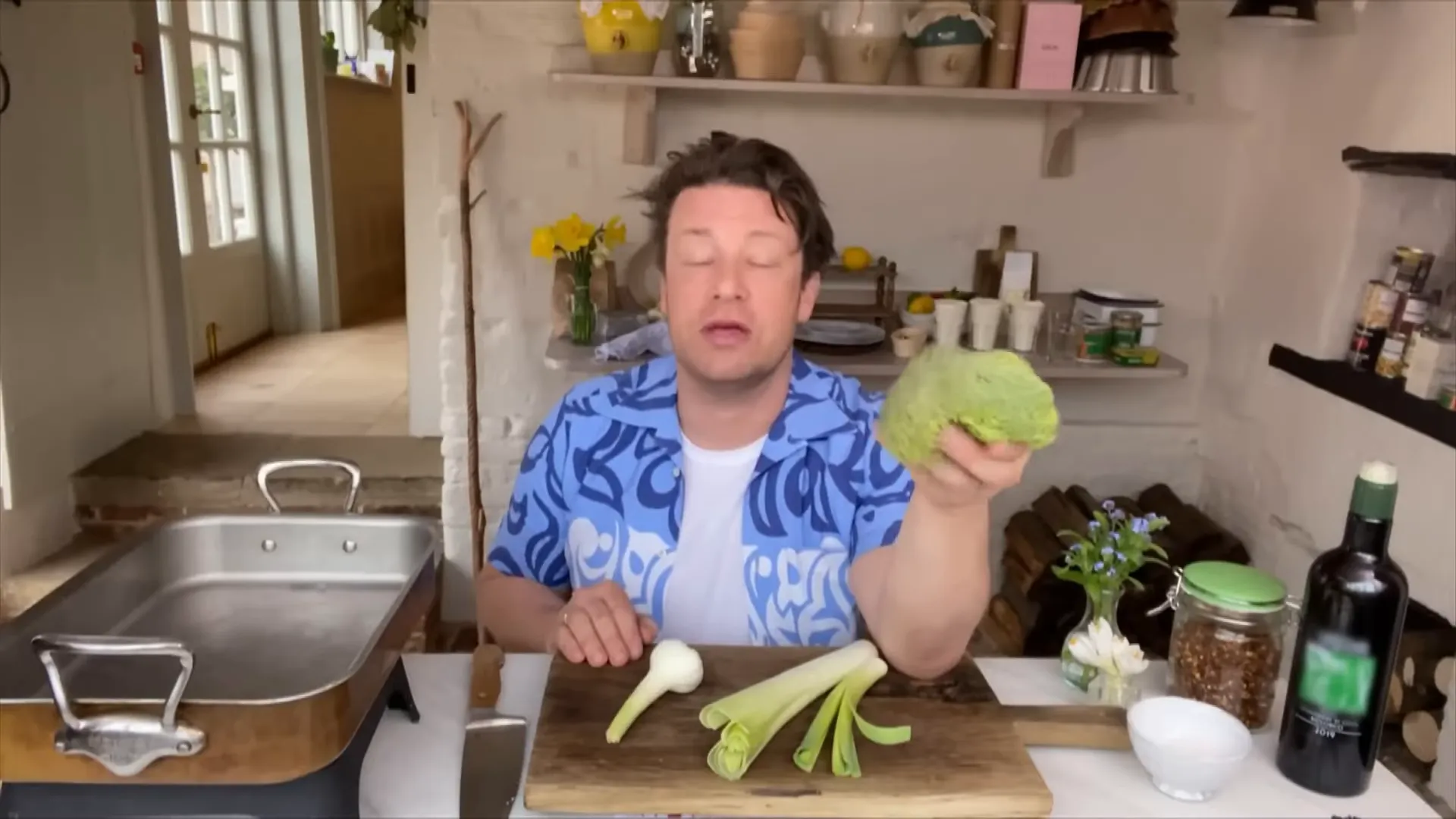 Olive oil, garlic and leeks sizzling in a high-sided tray