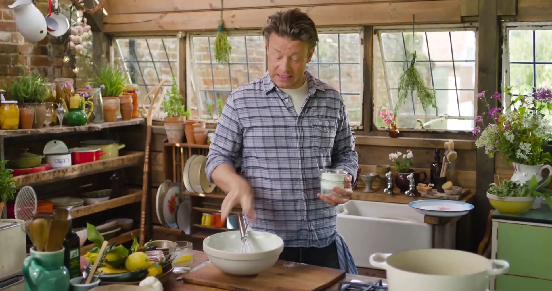 Mixing flour and cornflour for crunchy batter