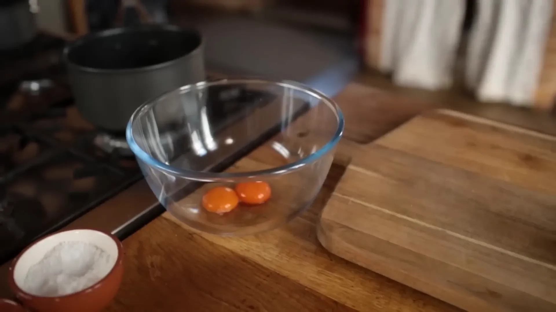 Whisking egg yolks for hollandaise sauce