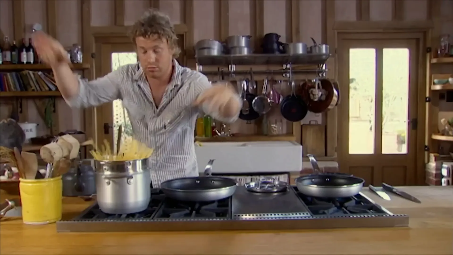 Boiling spaghetti in a large pot