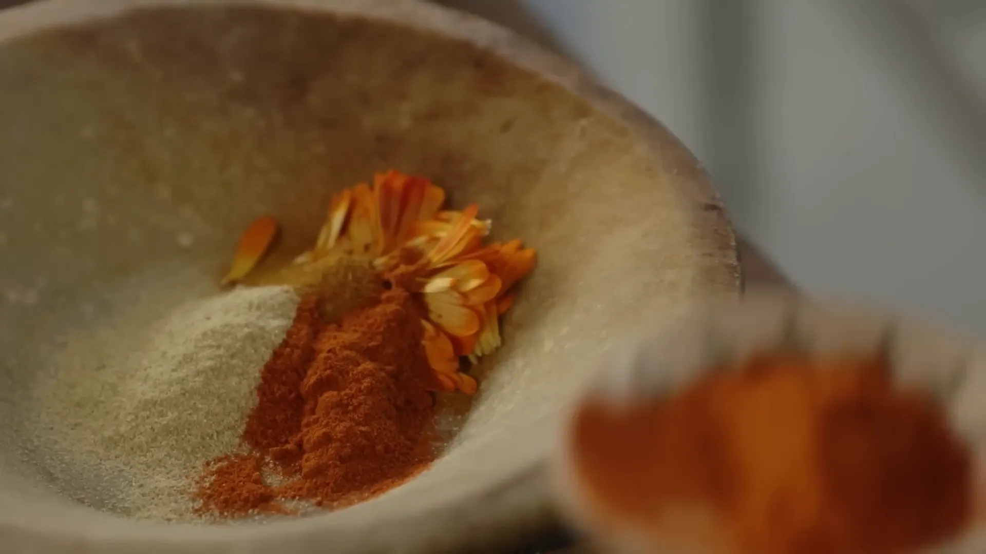 Spice blend for lamb including fenugreek, marigold, and chili powder