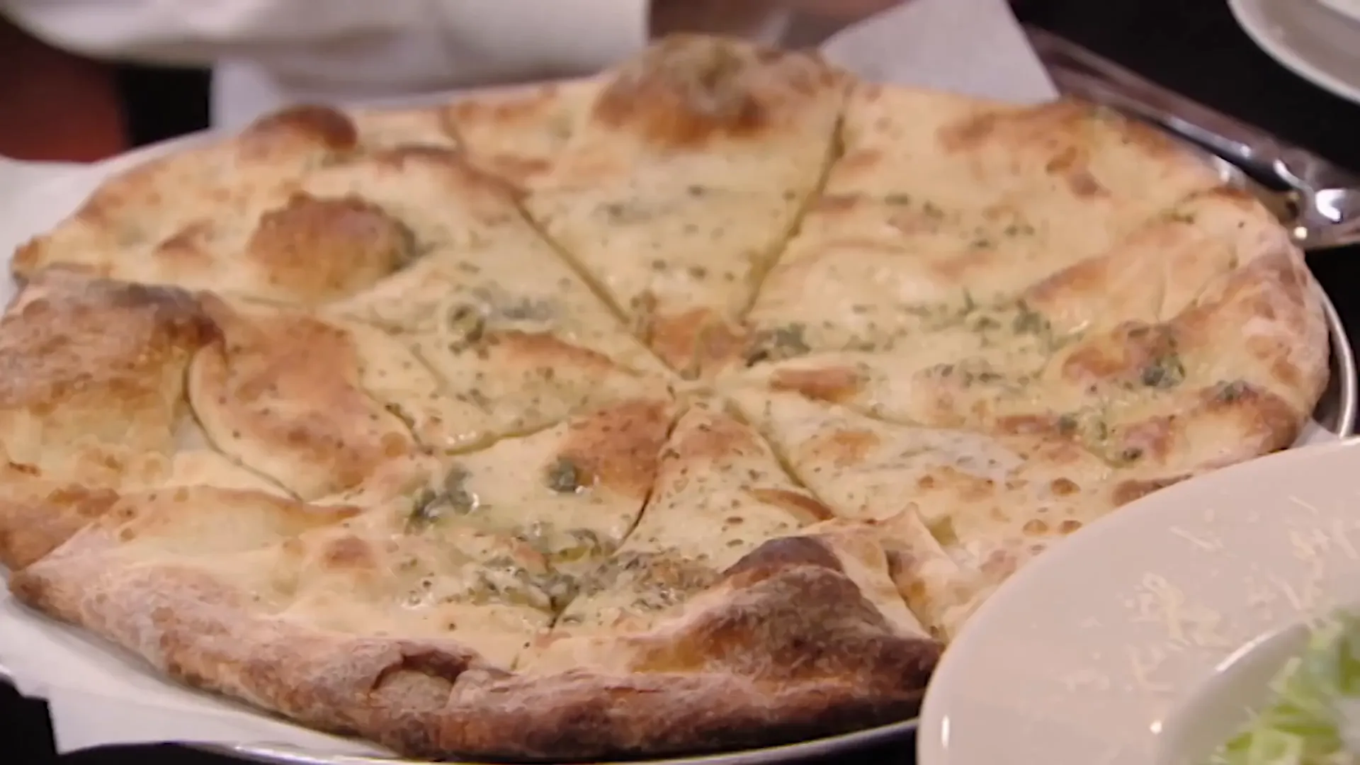 Long wait for undercooked pizza at Amy's Baking Company