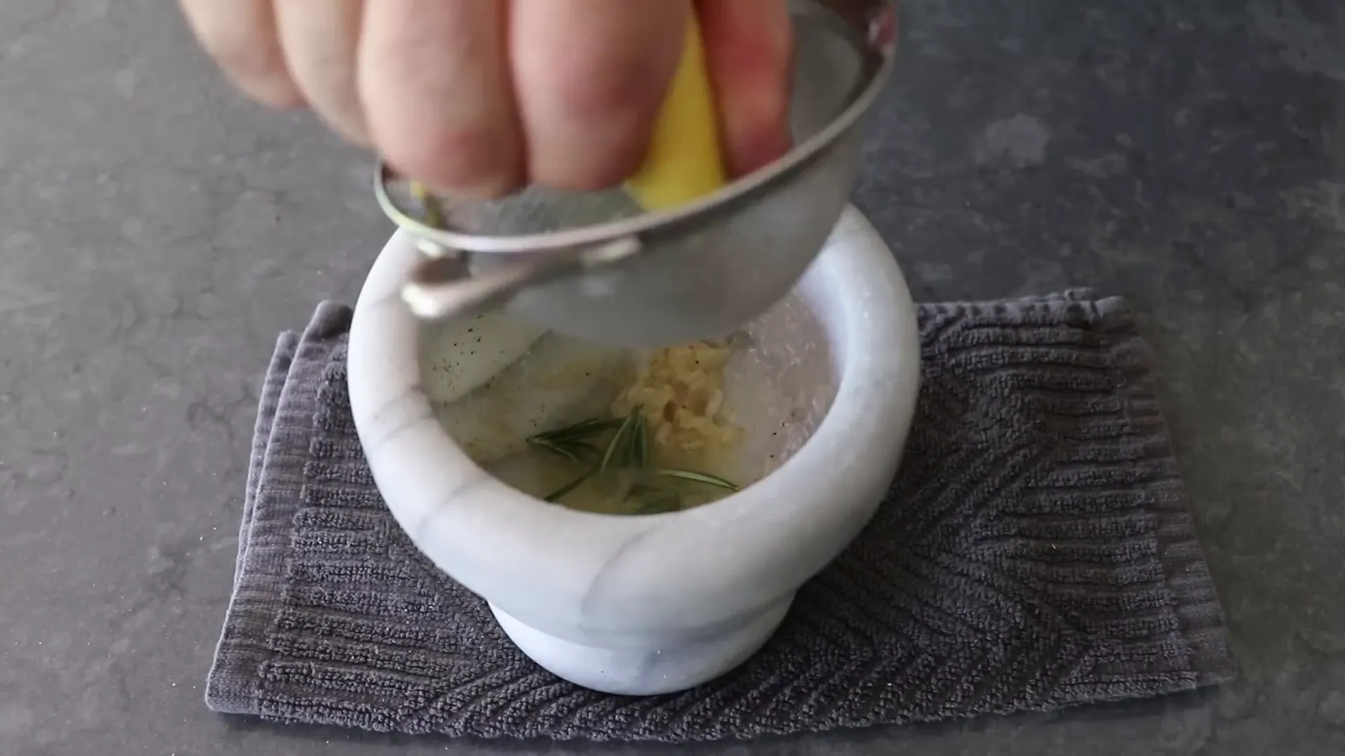 Mashing garlic and mixing citronette in mortar