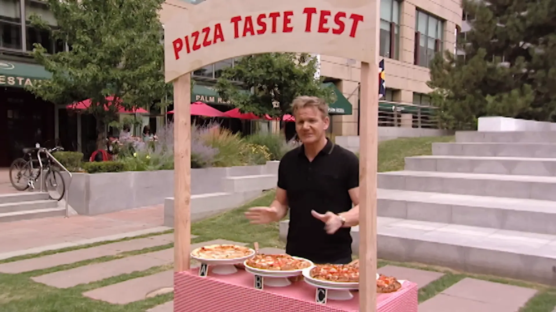 Chef Ramsay presenting the pizza taste test results to Pete and family