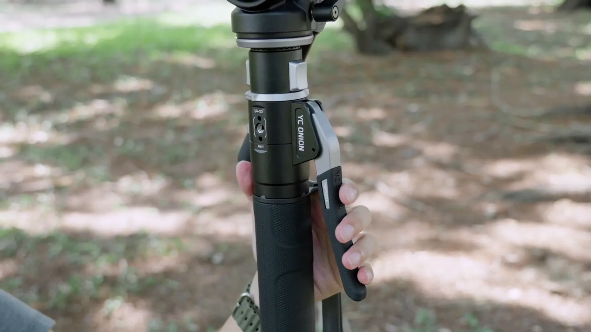 รีวิวขาตั้ง YC ONION PINETA Pro Monopod คาร์บอนไฟเบอร์ ฟีเจอร์ครบ เบา พกพาสะดวก เหมาะกับช่างภาพผู้หญิง ดีทั้งภาพนิ่งและวีดีโอ 4 การบีบทริกเกอร์เพื่อปรับความสูงของขาตั้ง