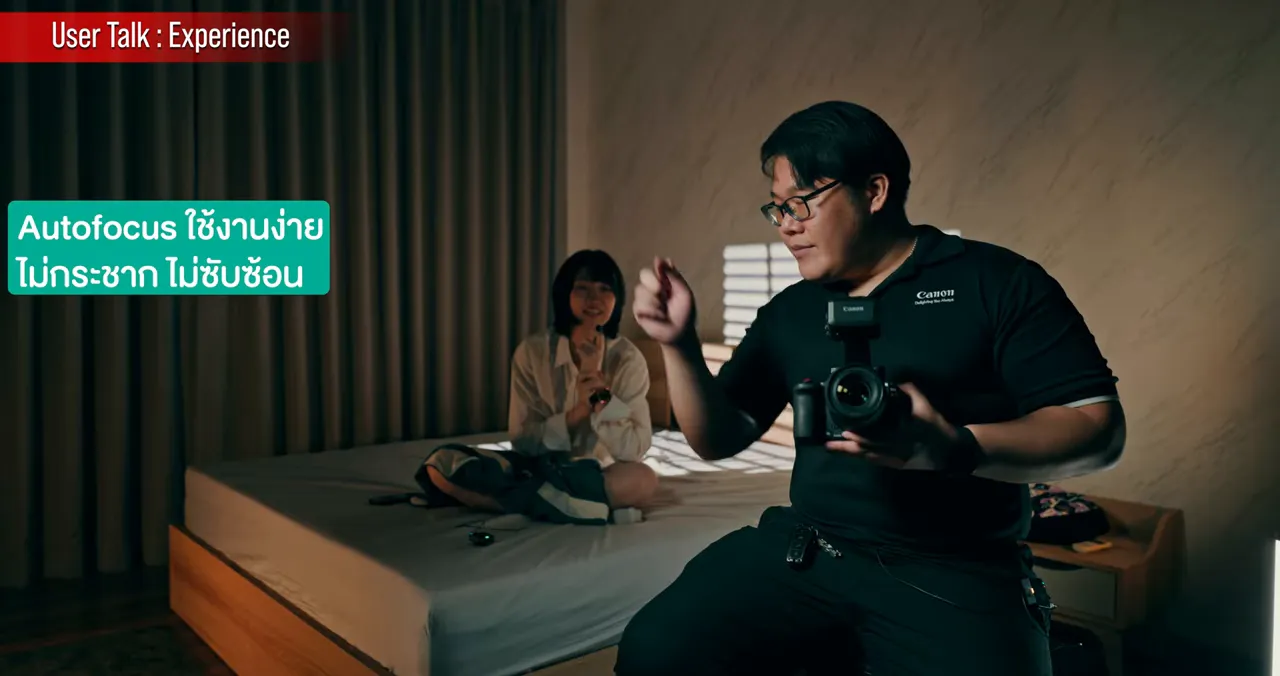 รีวิว Canon EOS C50 กล้อง Cinema ตัวเล็กที่ให้ 7K RAW Open Gate และ 4K 60p แบบไม่ครอป จนผมรู้สึกว่าแทบไม่ต้องการอะไรเพิ่มแล้ว 4 ข้อความ Auto focus ใช้งานนิ่งกว่า ขณะผู้รีวิวถือ Canon EOS C50 ในสตูดิโอ