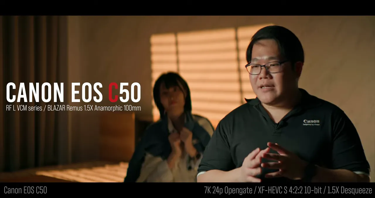 รีวิว Canon EOS C50 กล้อง Cinema ตัวเล็กที่ให้ 7K RAW Open Gate และ 4K 60p แบบไม่ครอป จนผมรู้สึกว่าแทบไม่ต้องการอะไรเพิ่มแล้ว 2 ผู้รีวิวอธิบาย Canon EOS C50 ต่อหน้าฉากสตูดิโอ พร้อมการถ่ายโหมด Open Gate และ anamorphic 1.5x