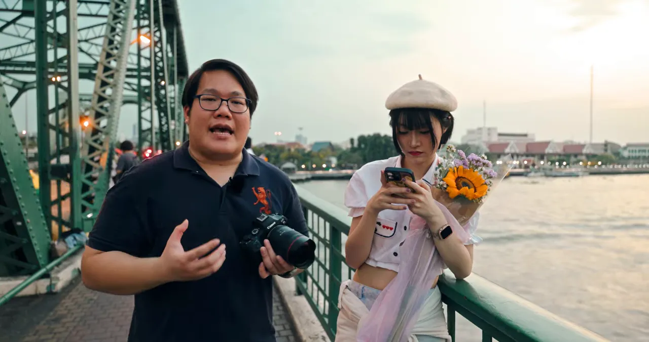 Canon RF 14mm f/1.4L VCM เลนส์มุมกว้างตัวแรงที่ไม่ได้เก่งแค่ถ่ายดาว แต่พอจับคู่กับ R6 Mark III แล้วงานวิดีโอคือเดือดมาก 8 ผู้รีวิวและคู่ถ่ายภาพถือกล้องบนสะพานริมแม่น้ำช่วงท้ายรีวิวเลนส์