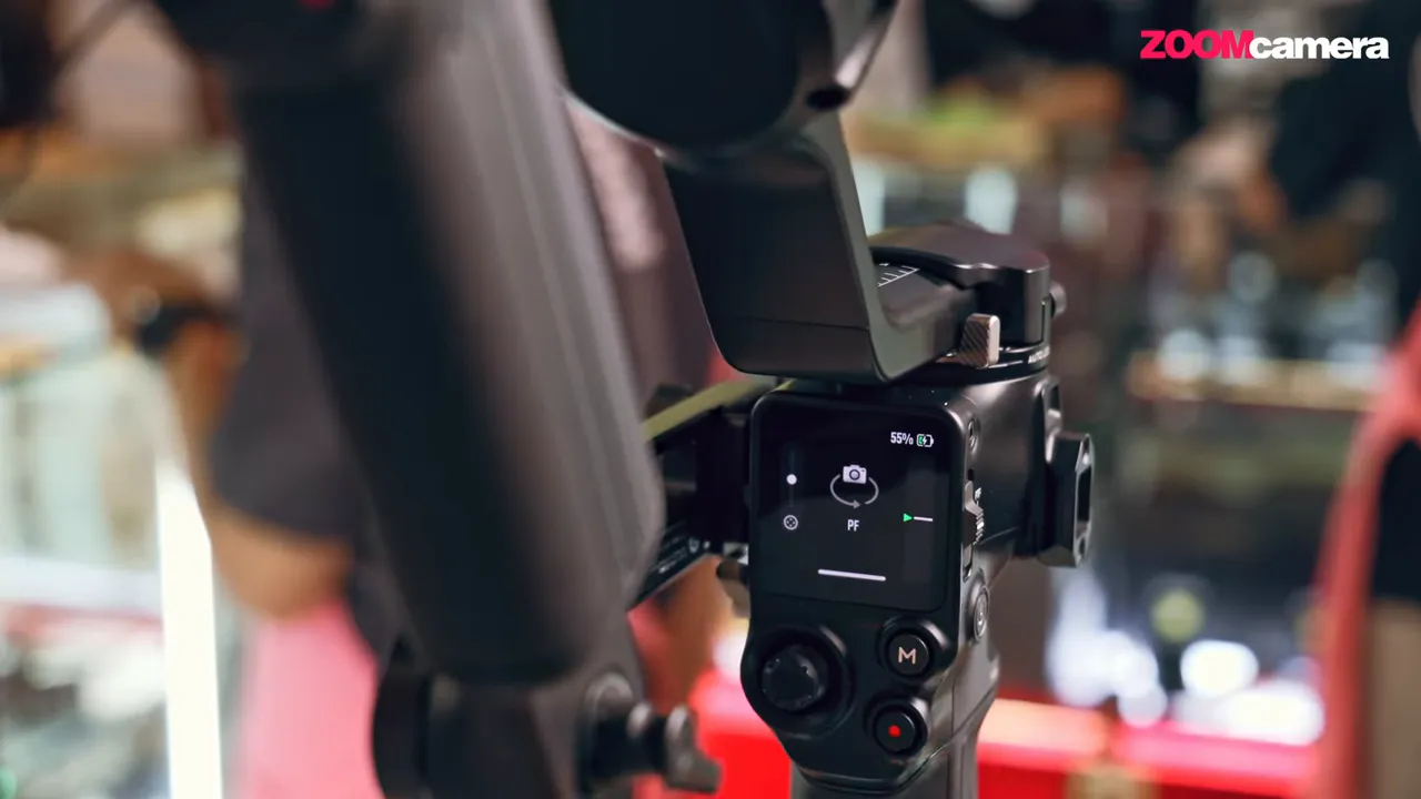DJI RS5 กิมบอลตัวจบรุ่นใหม่ที่ไม่ได้แค่นิ่งขึ้น แต่ทำงานไวขึ้นจริง 7 การถือ DJI RS5 พร้อมหน้าจอแสดงสถานะขณะใช้งาน