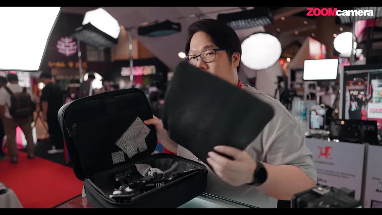DJI RS5 กิมบอลตัวจบรุ่นใหม่ที่ไม่ได้แค่นิ่งขึ้น แต่ทำงานไวขึ้นจริง 3 เปิดเคสจัดเก็บของ DJI RS5 เพื่อดูอุปกรณ์ที่อยู่ในชุด