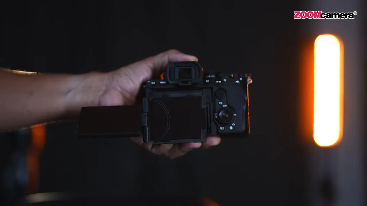 Sony Alpha 1 vs Sony Alpha 7 V ตะลุย Korea : เปรียบเทียบจากผู้ใช้งานจริง 10 มือกำลังปรับและยืดจอหลังของกล้องให้มองตัวเองได้สะดวก