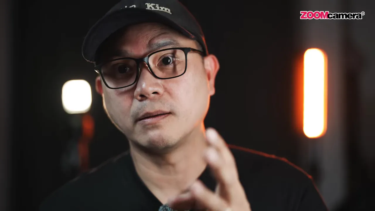 Sony Alpha 1 vs Sony Alpha 7 V ตะลุย Korea : เปรียบเทียบจากผู้ใช้งานจริง 9 ผู้รีวิวพูดหน้ากล้องในสตูดิโอขณะอธิบายจอหลังแบบทิ flip ของ Sony Alpha 7 V