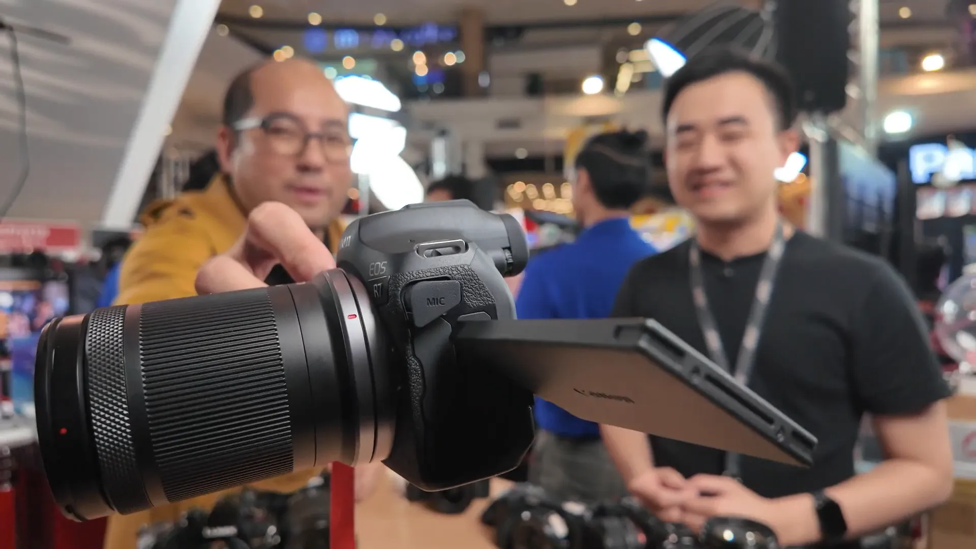 Fullframe vs APSC เลือกกล้อง Crop Sensor ตัวแรง หรือ Full Frame ตัวเริ่ม ราคาใกล้กัน เลือกซื้อแบบไหนดี? 4 บอดี้ Canon EOS R7 กับ R8 และการจัดวางพอร์ต
