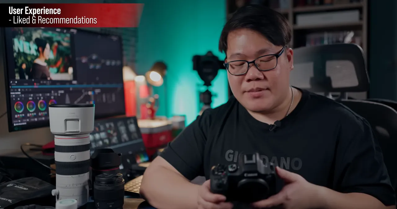 ผู้รีวิวถือกล้อง Canon EOS R6 Mark III พร้อมเลนส์ในสตูดิโอ