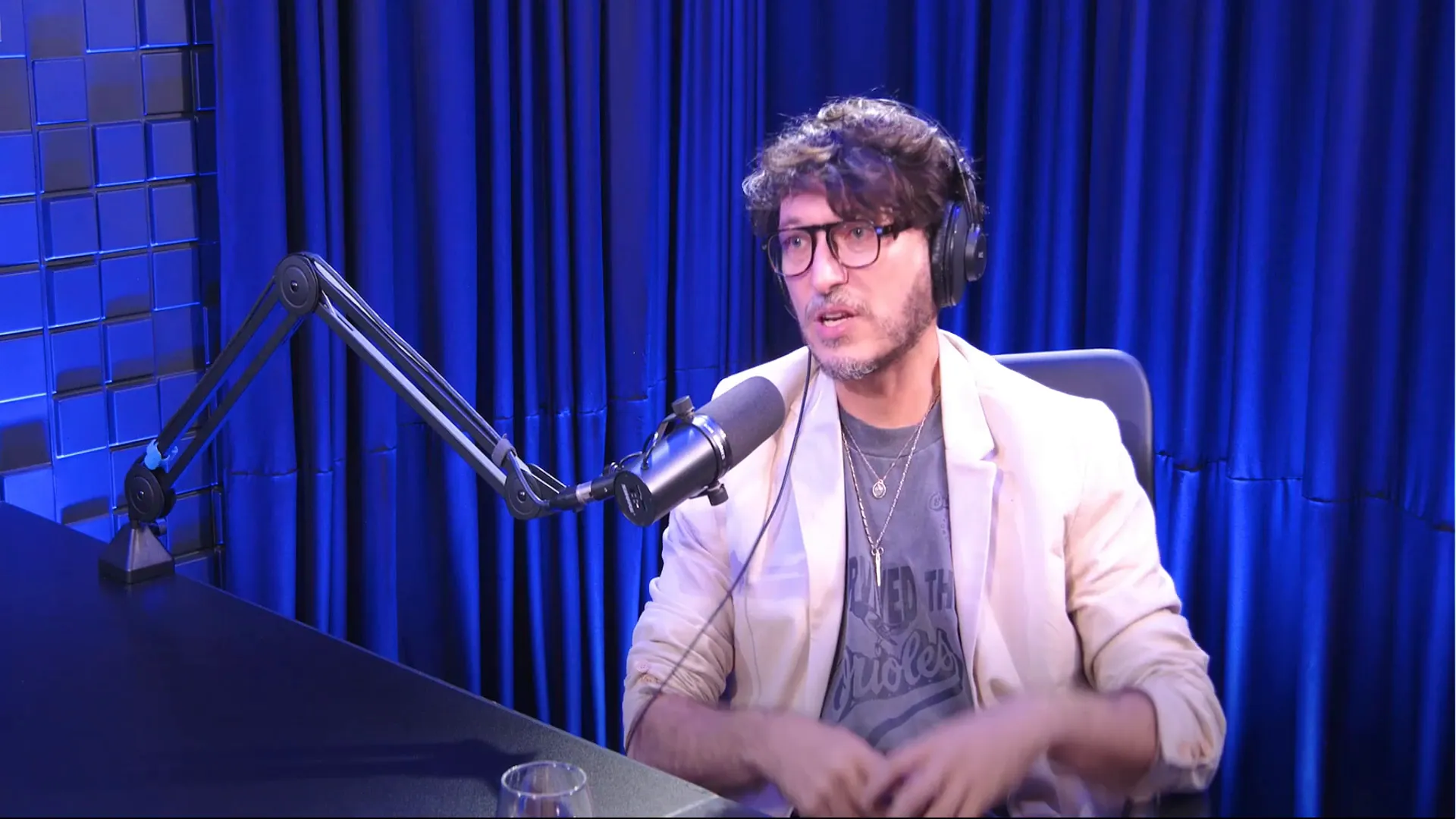 Gregorio recomendando série 'Efeitos Colaterais'