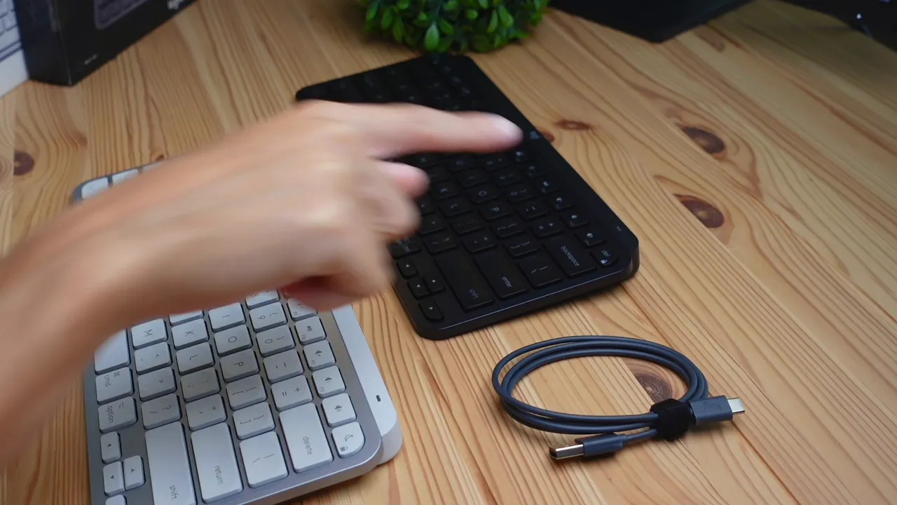 Top-right keys showing delete and lock on the regular version and snooze with lock on the Mac version