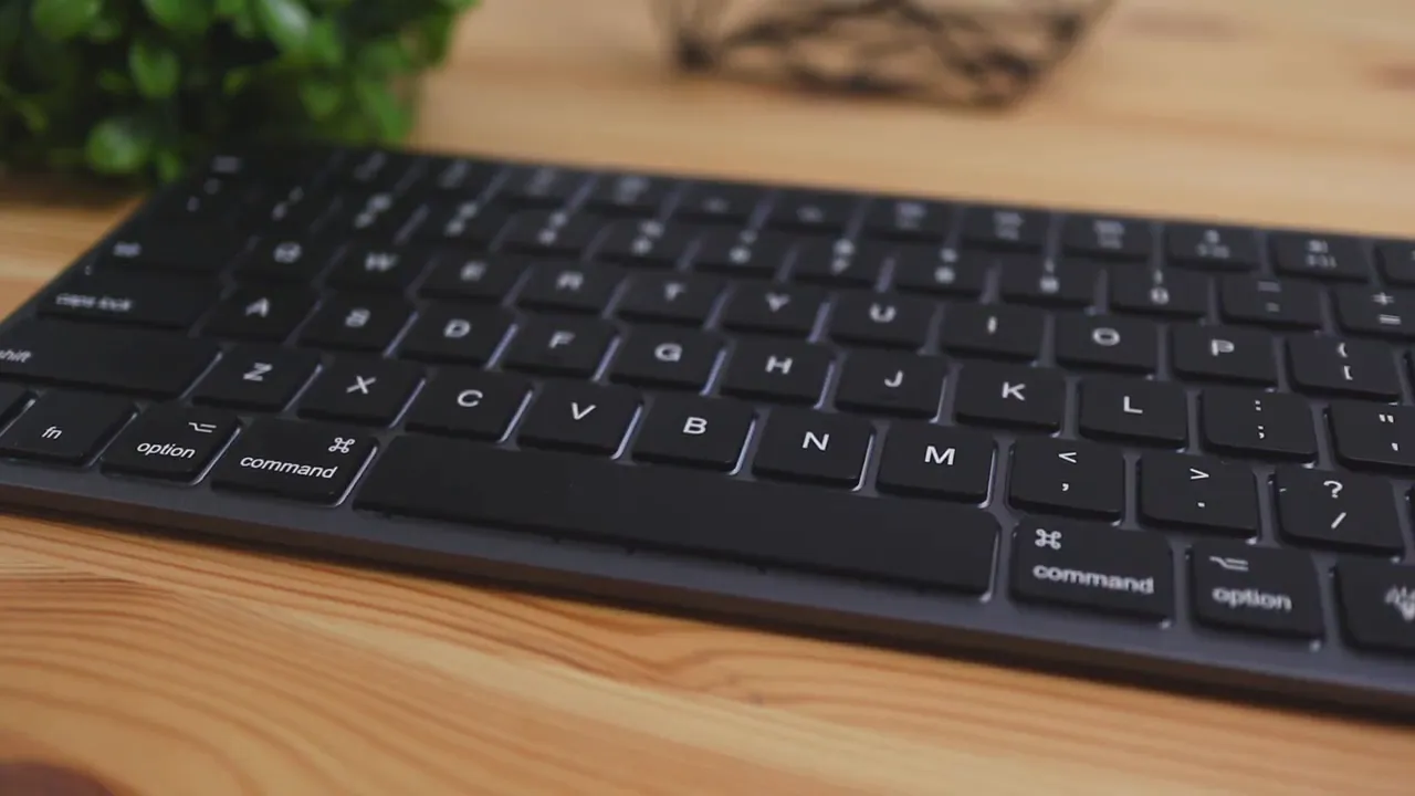 Clear view of backlit keys on the Seenda wireless Bluetooth keyboard