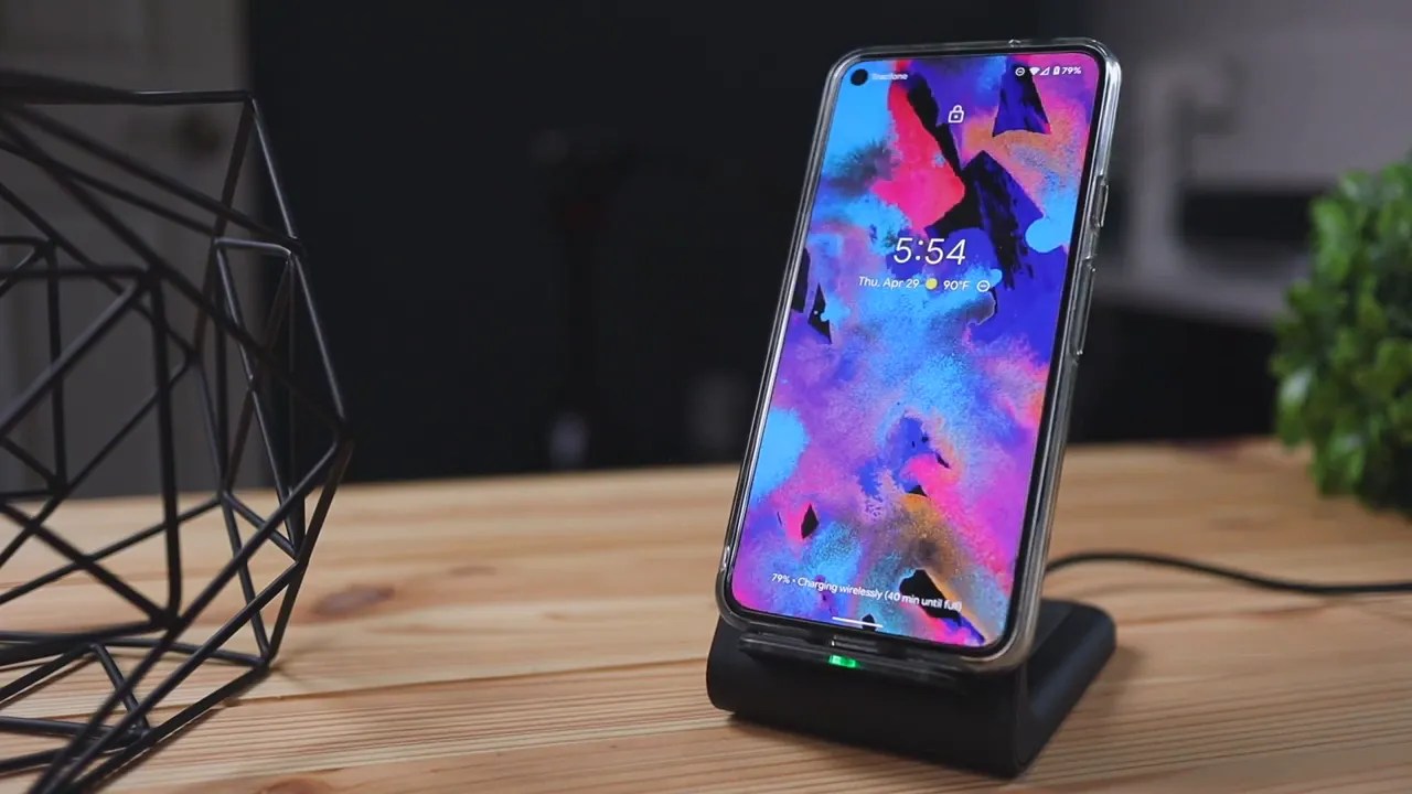 CIYOYO charging stand with smartphone upright and green LED charging indicator