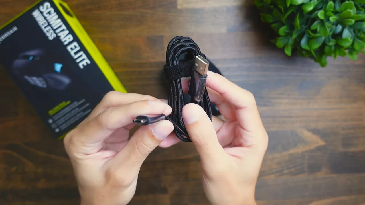 Scimitar Elite, braided USB-C cable and USB-A receiver in packaging