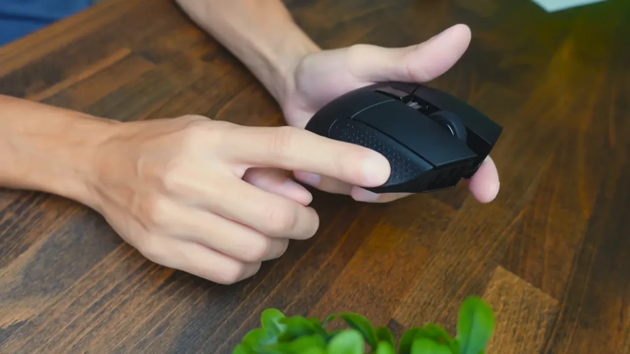 Textured rubber side and ring finger rest on the mouse