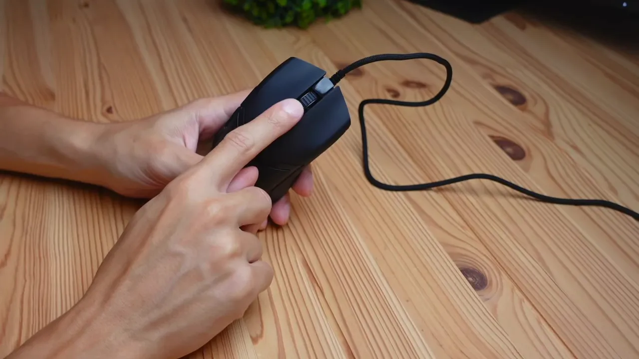 Close-up of rubberized scroll wheel with no wobble